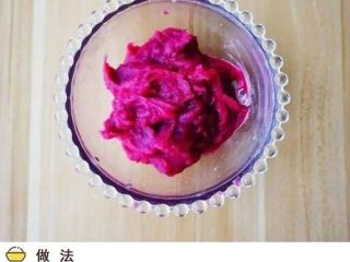 2、紫薯寿司,取紫薯一个去皮洗净后蒸熟并加入少许牛奶或开水捣碎备用