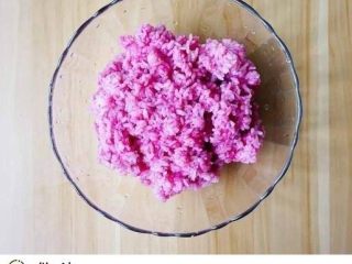 3、紫薯寿司,将紫薯泥与蒸好的米饭搅拌均匀备用