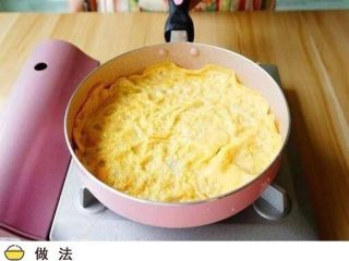 4、紫薯寿司,取两个鸡蛋连同少许水，搅拌均匀后下锅煎成蛋皮并切成条状。