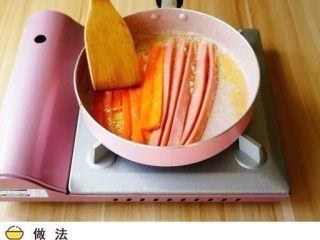 5、紫薯寿司,将火腿肠胡萝卜切成条状，用煎鸡蛋剩下的余油两面煎熟。