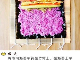 7、紫薯寿司,将寿司海苔平铺在竹帘上，在海苔上平铺一层紫薯米饭，在家两勺肉松，最后加上黄瓜条，火腿肠，胡萝卜，即可卷起。