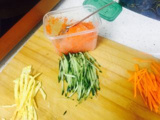 2、????鱼籽酱春卷????,材料准备好了 开包