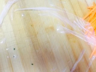 4、????鱼籽酱春卷????,泡好后的样子