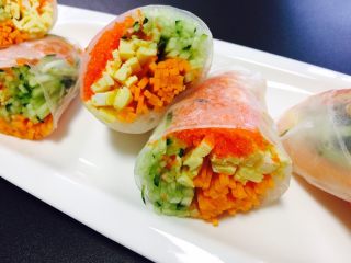 10、????鱼籽酱春卷????,从中间切开