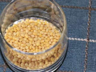 1、莲藕绿豆龙骨汤,把去皮绿豆洗干净