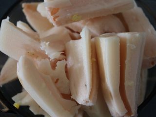 4、莲藕绿豆龙骨汤,莲藕切块