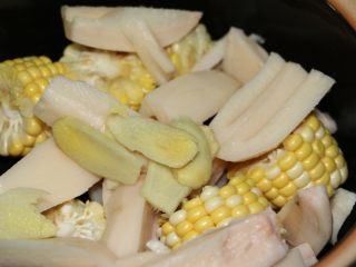 8、莲藕绿豆龙骨汤,下姜片