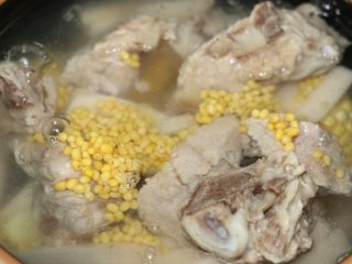 11、莲藕绿豆龙骨汤,倒入足量的水