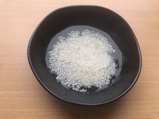 2、香甜米饭-如何蒸好一碗饭,大米倒入大碗中，用同样1杯量的矿泉水浸泡5分钟。这是让米充分吸收水分，之后才能通过淘米充分释放表面的杂质与多余的淀粉。