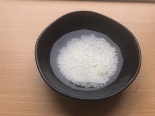 7、香甜米饭-如何蒸好一碗饭,第三遍水明显看到更清澈了，但同样不是完全清澈。也不能够完全清澈，那说明米表面淀粉完全去除，米内部结构会在蒸的过程中直接受到损害。