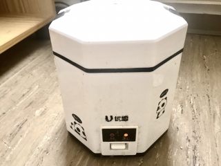 11、香甜米饭-如何蒸好一碗饭,等到电饭煲跳到保温或者砂锅20分钟到了，关电源或者关火焖5分钟。让米饭之间达到充分的热平衡，水分也吸收干净。