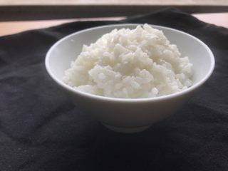 12、香甜米饭-如何蒸好一碗饭,那么，这种光米饭就能够让人觉得好吃满足到爆的蒸米饭就算完成了。