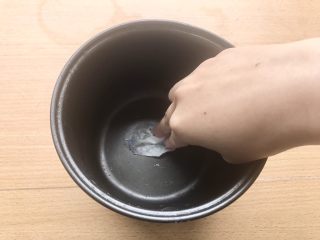 9、香甜米饭-如何蒸好一碗饭,用厨房用纸沾几滴香油，轻轻刷在电饭煲内胆里。最好的蒸米饭应该是在砂锅内，但很遗憾自己现在没有。