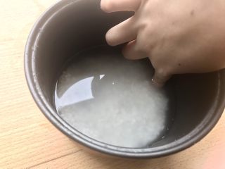 10、香甜米饭-如何蒸好一碗饭,倒入米饭和腌米水，再加一些矿泉水，使水面高出米面一个食指关节。盖盖开始蒸米饭。如果有砂锅此刻应该大火烧开听到咕噜咕噜沸腾的声音然后中小火20分钟。