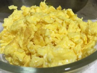 5、海鲜菠萝饭,锅烧开之后把鸡蛋打散，倒入锅内快速翻炒之后捞起来弄碎