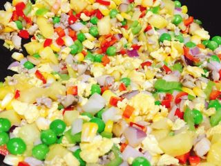 8、海鲜菠萝饭,之后加入鸡蛋末和菠萝丁