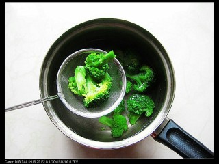 5、米饭蛋糕:剩食变身高颜值美食,西兰花放入开水中煮熟，捞出，历干水分。