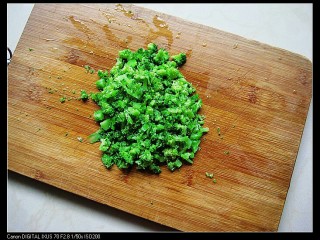 6、米饭蛋糕:剩食变身高颜值美食,将西兰花切碎。