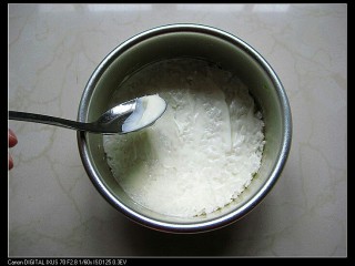 10、米饭蛋糕:剩食变身高颜值美食,米饭上面抹一层沙拉酱。