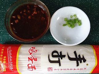 1、香辣什锦酱拌面,准备好相食材