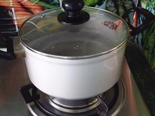 3、香辣什锦酱拌面,汤锅中加适量清水大火烧开