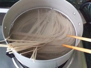 4、香辣什锦酱拌面,加入1勺食盐后丢入面条加盖大火