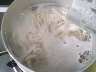 5、香辣什锦酱拌面,滚开后滴少许清水