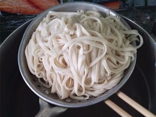 6、香辣什锦酱拌面,再度滚开后用漏勺捞起