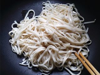7、香辣什锦酱拌面,过凉开水后，倒入已加热过的油锅中快速拌开