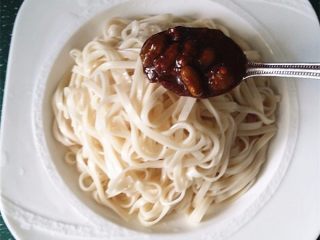 9、香辣什锦酱拌面,淋上香辣什锦酱