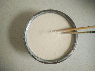 1、鸡蛋软饼,面粉加盐拌匀（咸淡自由调整，若想吃其他口味可以加些五香粉拌匀。），再加入水调成可流动的糊状，水要慢慢加慢慢调。