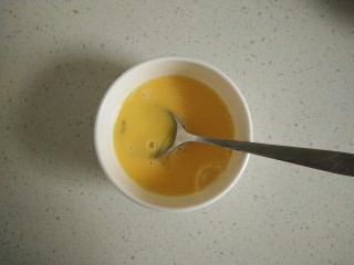 2、鸡蛋软饼,两个鸡蛋搅拌均匀备用。