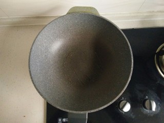 3、鸡蛋软饼,开小火锅烧热加入少许油，我是麦饭石锅不粘，若是普通锅，稍微多加点。