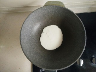 4、鸡蛋软饼,倒入适量面糊。