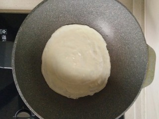 5、鸡蛋软饼,用锅铲快速均匀摊开。