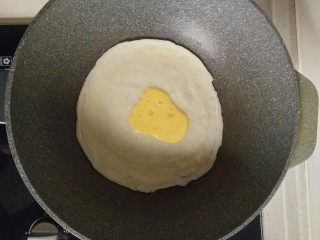 6、鸡蛋软饼,放入两勺蛋液。