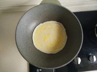 7、鸡蛋软饼,将蛋用锅铲摊开。