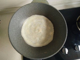 11、鸡蛋软饼,饼四周微微翻起时将饼翻面煎，四周淋少许油晃动饼子使油均匀，约煎20秒。