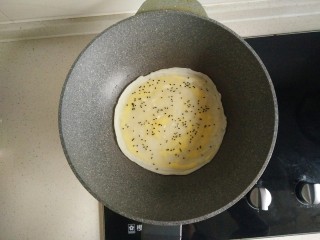 10、鸡蛋软饼,蛋液干前撒上黑芝麻，同时可撒些葱花，没有葱花就没撒。