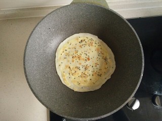 14、鸡蛋软饼,翻面再煎10秒，想吃嫩点这步可省直接起锅了。