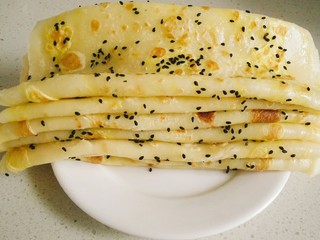 15、鸡蛋软饼,逐个煎好装盘就可以了，是不是很有食欲！起锅后或食用时，可以抹上酱、卷上生菜、煎熟的培根一起吃，特別好吃！