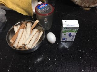 1、#甜味#香浓牛奶吐司年轮圈,准备材料，牛奶随意，但我觉得纯牛奶香一些