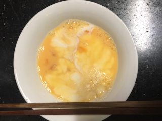 2、#甜味#香浓牛奶吐司年轮圈,鸡蛋打散加入适量牛奶，只要不过于稀就好