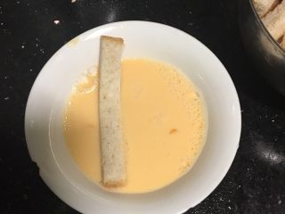 4、#甜味#香浓牛奶吐司年轮圈,吐司边裹牛奶蛋液
