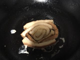 6、#甜味#香浓牛奶吐司年轮圈,慢慢的一层一层卷起来