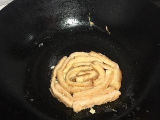 7、#甜味#香浓牛奶吐司年轮圈,慢慢的定型了就关火盖锅盖闷两三分钟