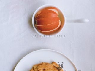 8、#甜味#香浓牛奶吐司年轮圈,装盘，这里要滑到盘子里哦，因为很容易散。挤上巧克力炼乳就可以开动啦。是不是很简单呀