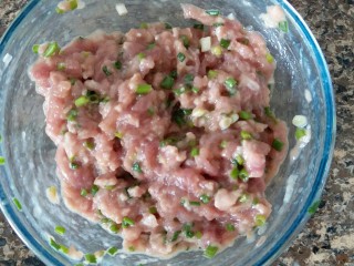 5、香菇肉丸(可蒸可烤),肉沫腌制着,放一旁备用