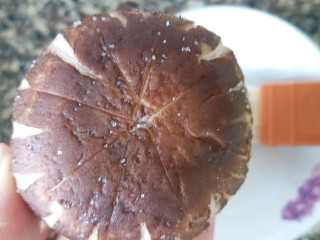 9、香菇肉丸(可蒸可烤),在香菇内外侧轻轻刷上玉米油,抹点盐。这时烤箱200度预热