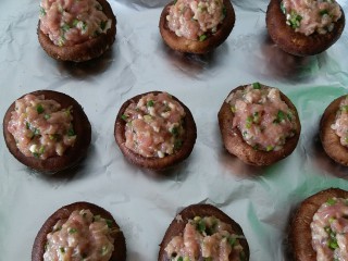 11、香菇肉丸(可蒸可烤),用勺子把肉馅儿放进香菇内,放进烤箱200度烘烤20分钟